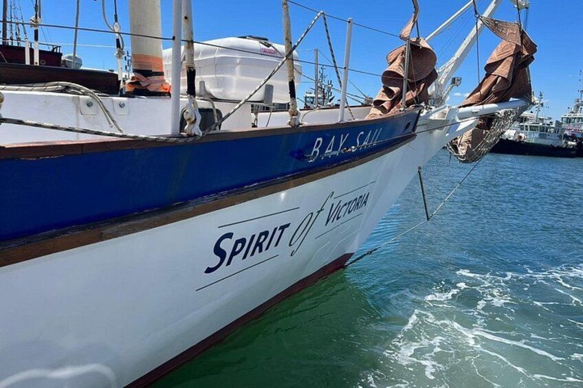 De boot 'Spirit of Victoria' ligt afgemeerd in een jachthaven. 5
