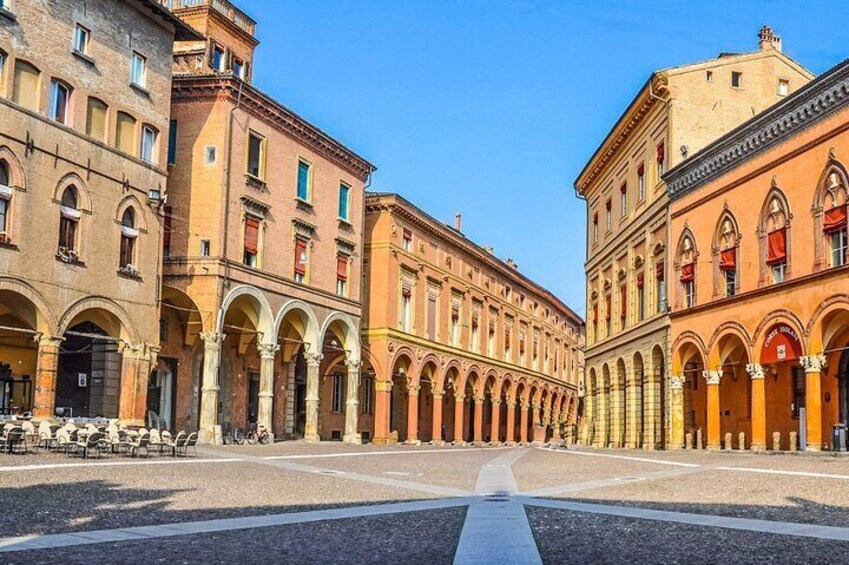 Une place historique, agrémentée d’arcades et dotée d’une architecture classique. 5