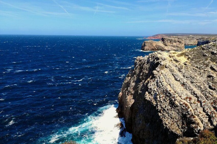 Una costa rocosa con olas rompiendo contra la orilla. 2