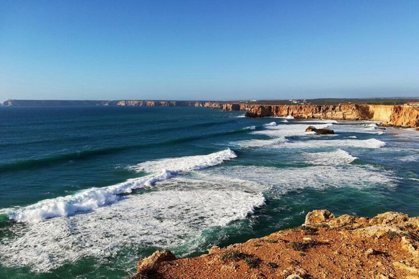 Un paisaje costero con acantilados, olas y cielo despejado. 4