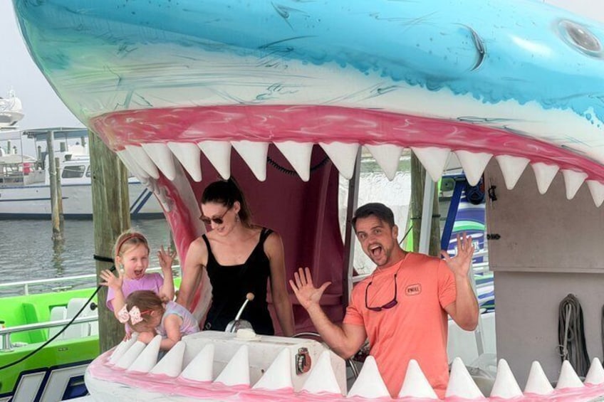 Un bateau en forme de requin avec des personnes à bord. 1