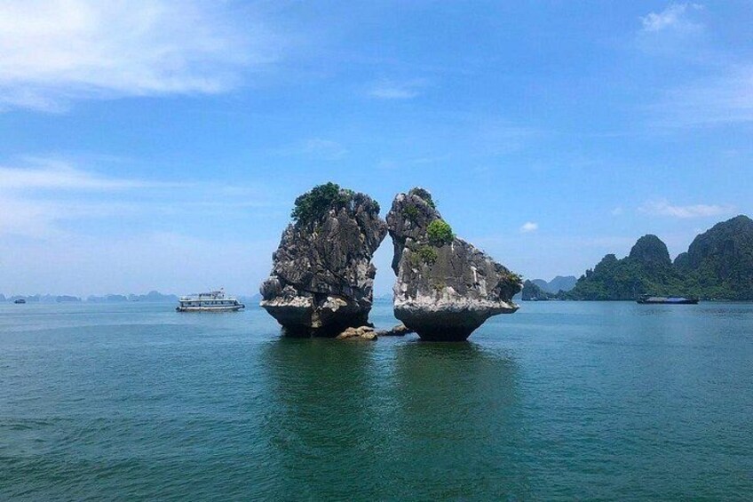 Private 4-Hour Cruise Exploring Ha Long Bay’s Hidden Gems 2