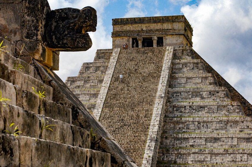 Una gran pirámide de piedra con una escalera que conduce a un templo en la cima. 4