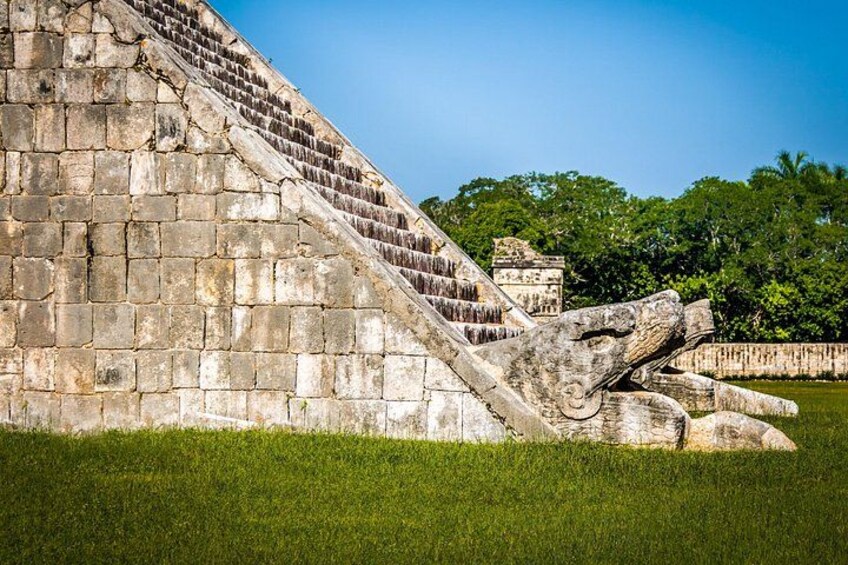 Una gran pirámide de piedra con una escalera y una cabeza de piedra esculpida en la base. 3
