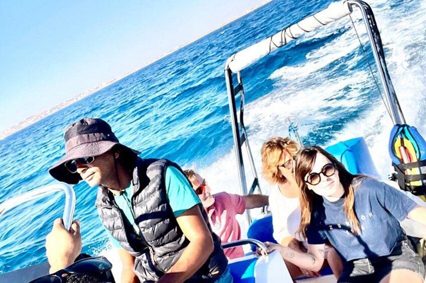 Un bote en el agua con pasajeros a bordo. 3
