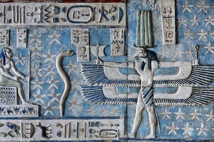 Eine Wand mit Hieroglyphen, einer Sphinx und einer geflügelten Figur. 4
