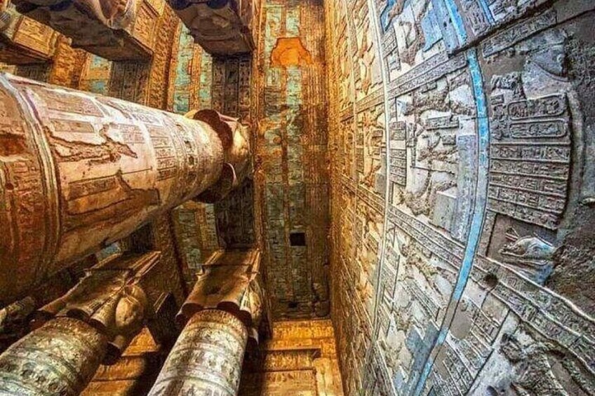 Ein antiker ägyptischer Tempel mit Hieroglyphen und Säulen. 3