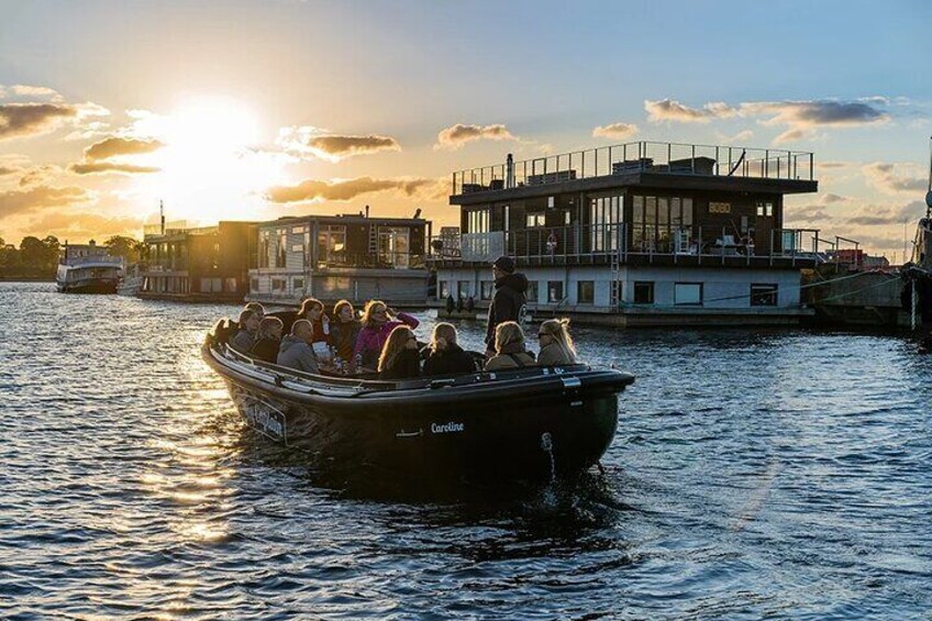 Ein Boot mit Passagieren auf einem Fluss bei Sonnenuntergang. 1