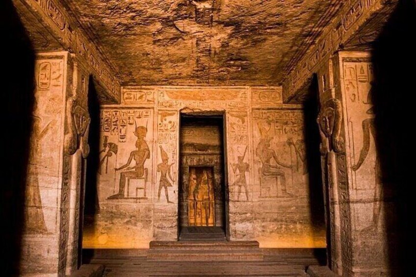 En antik egyptisk tempelinteriör med hieroglyfer och statyer. 4