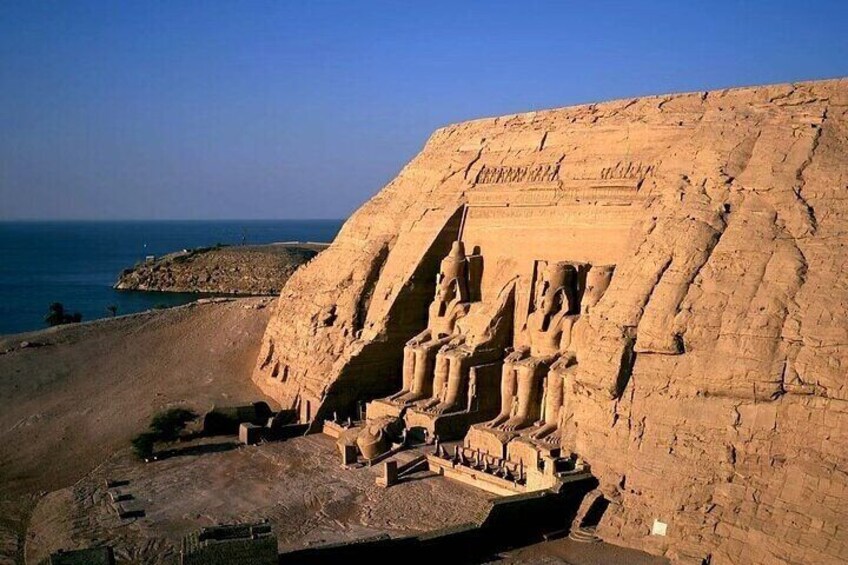 En stor, forntida egyptisk pyramid med hieroglyfer och statyer. 2