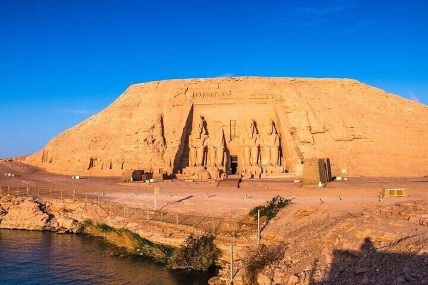 Den stora pyramiden i Giza med Sfinxen i bakgrunden. 5