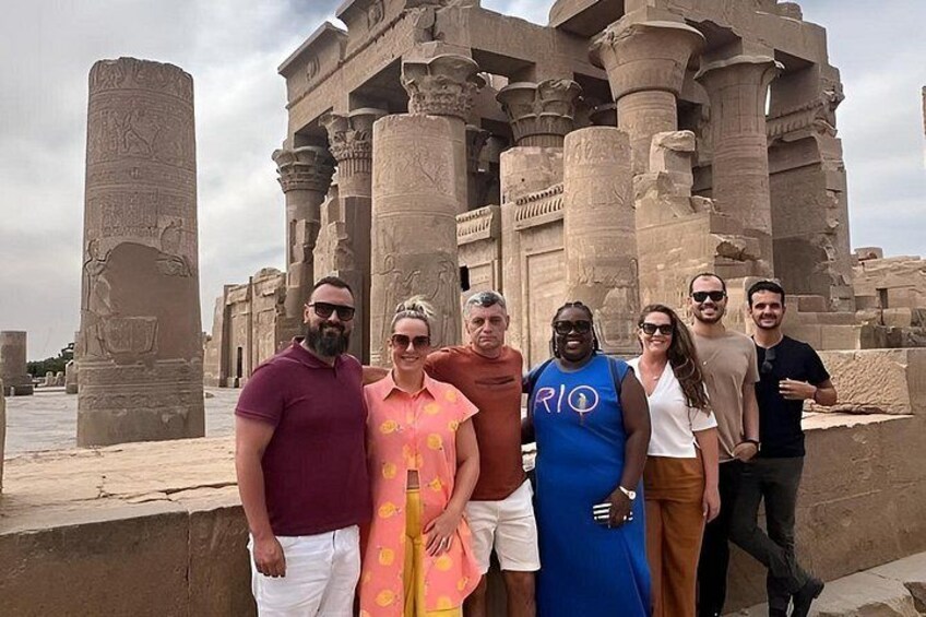 En grupp människor som står framför antika egyptiska kolonner. 4