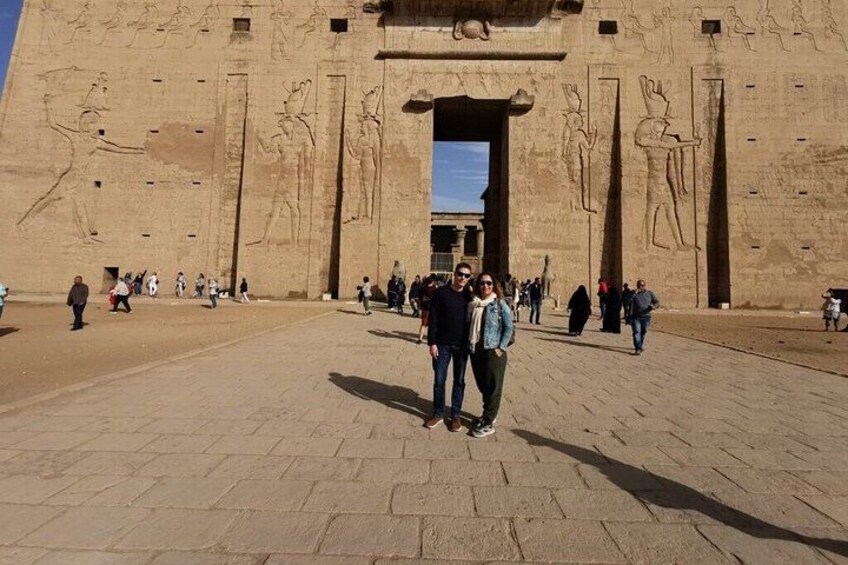 Ett stort, forntida egyptiskt tempel med hieroglyfer och statyer. 2