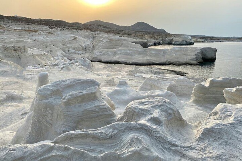 Un paisaje con formaciones rocosas blancas y una masa de agua. 1