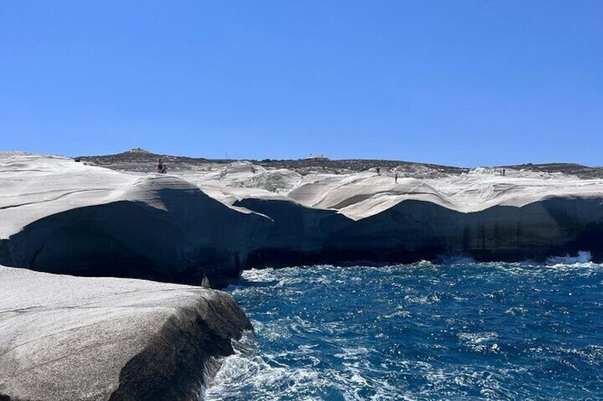 Una costa rocosa con olas rompiendo contra la orilla. 4