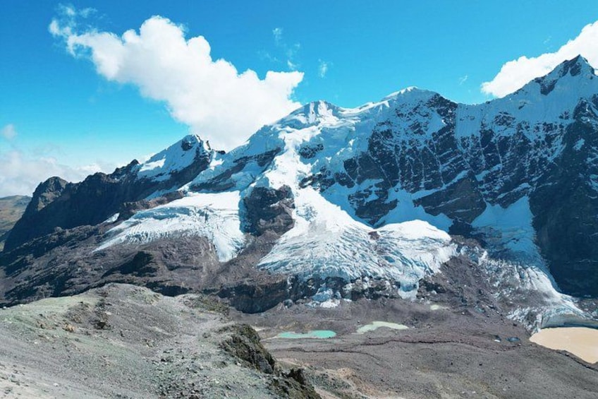 Une chaîne de montagnes enneigée sous un ciel dégagé. 3
