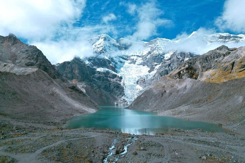 Un lac glaciaire entouré de montagnes. 4
