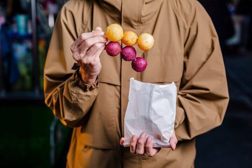 Een persoon draagt een papieren zak en verschillende soorten fruit. 1