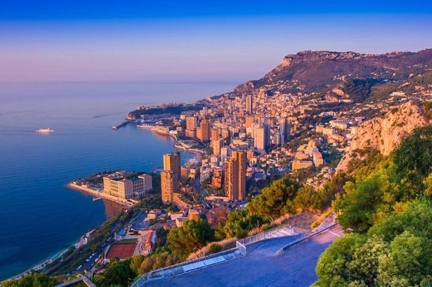 Un paisaje urbano costero con edificios altos, una línea de costa y un telón de fondo montañoso. 2
