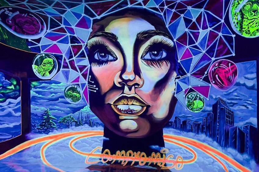 A mural with a geometric pattern, a cityscape, and the text 'Comico.' 4