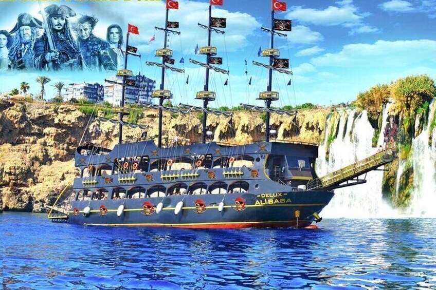 Een schip genaamd DELUX ALBABA ligt afgemeerd bij een waterval. 1