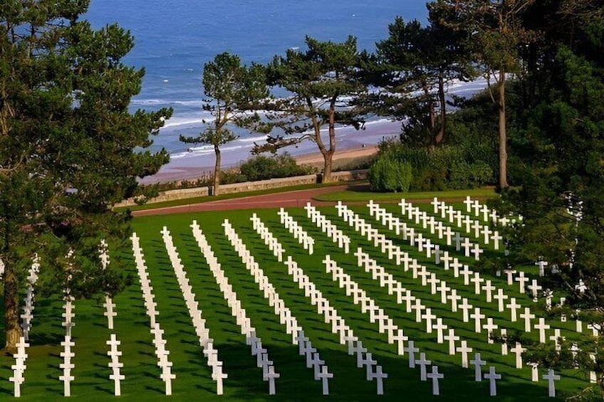 Un cimitero con file di croci bianche. 1