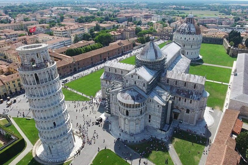La Torre Inclinada de Pisa, la Catedral de Pisa y la Piazza dei Miracoli circundante. 2