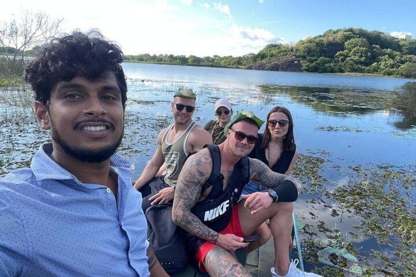 Un groupe de personnes se trouve sur un bateau, près d’un lac bordé de verdure. 5