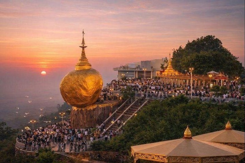 En stor, gylden stupa omgivet af mennesker, en trappe og en pagodalignende bygning. 5