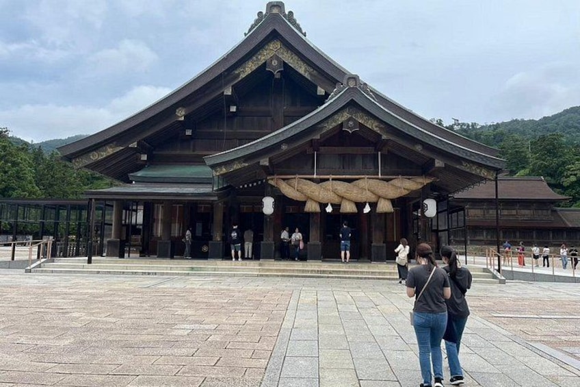 Un bâtiment traditionnel en bois, doté d’un hall d’entrée carrelé et d’un chemin piétonnier pavé. 3