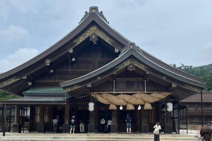 Un bâtiment traditionnel japonais, caractérisé par un toit à forte pente et des détails en bois richement décorés. 2