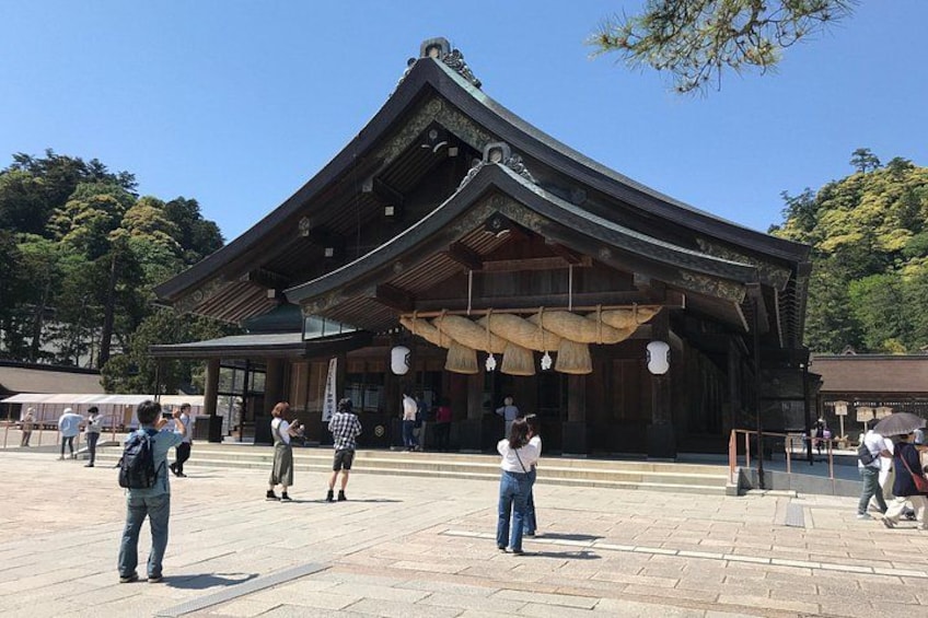 Un bâtiment traditionnel japonais doté d’une cour intérieure carrelée. 1