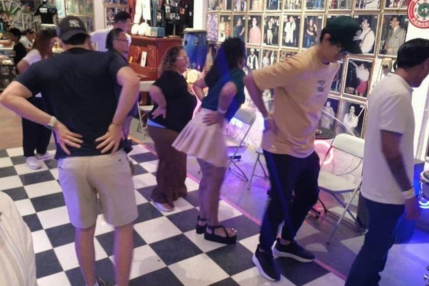 Learn the Cali way of dancing salsa. 2