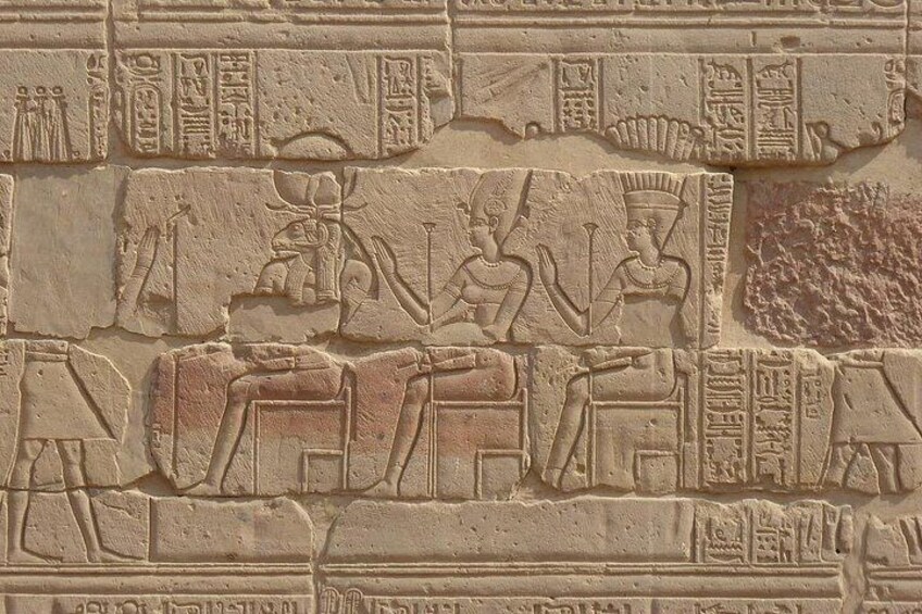 Un relieve de piedra con jeroglíficos y figuras de la realeza del antiguo Egipto. 3