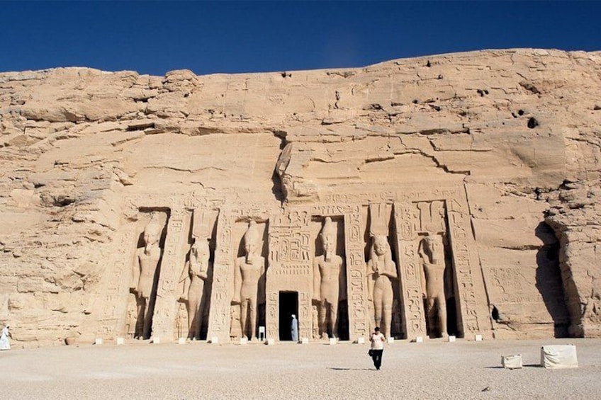 Un gran templo egipcio antiguo con jeroglíficos y estatuas. 4