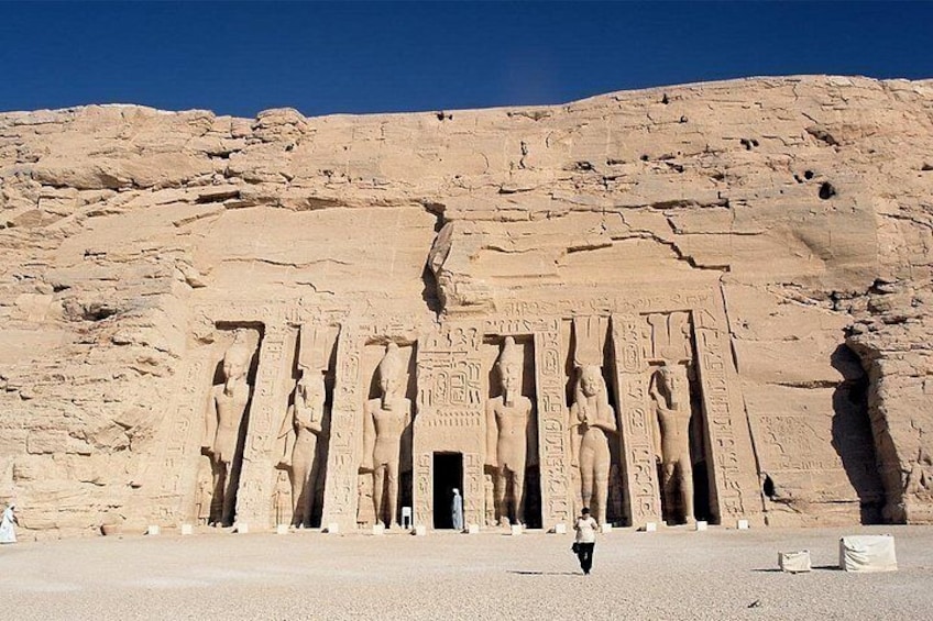Un gran templo egipcio antiguo con jeroglíficos y estatuas. 2