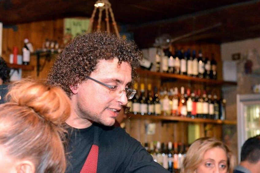 The sommelier at the serving time 2