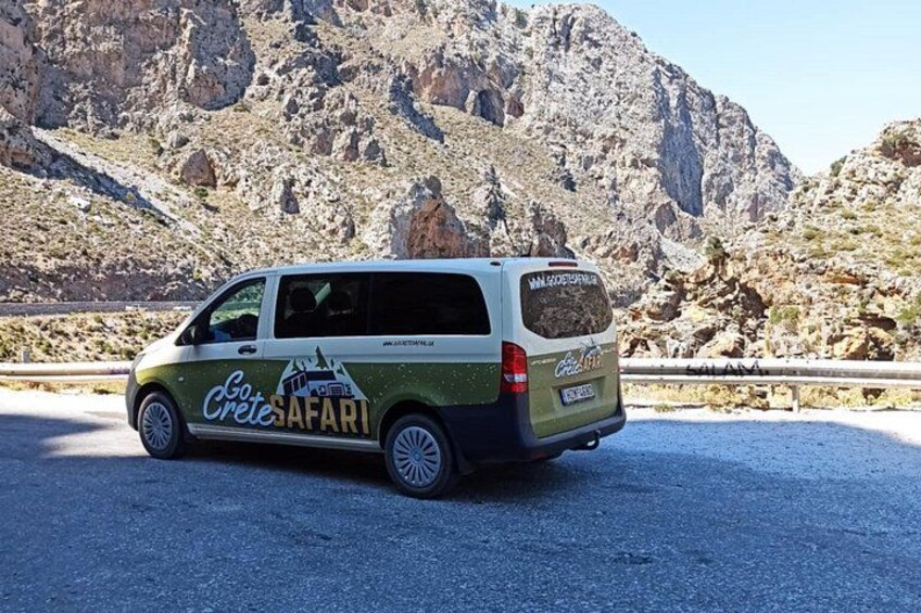 Un fourgon sur lequel on pouvait lire « Go Crete Safari » était garé sur une route, avec des montagnes rocheuses en arrière-plan. 3