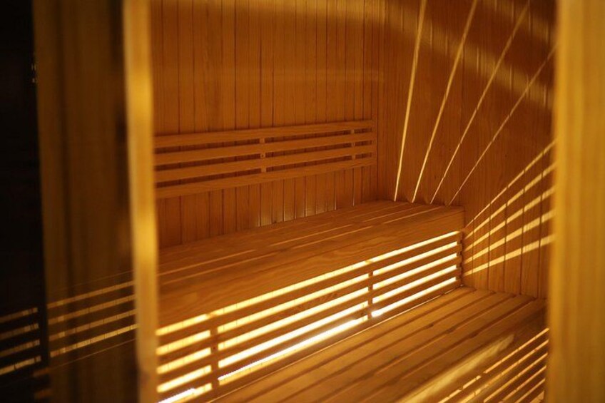 Sauna & Jacuzzi: Enjoy a unique experience in our sauna and jacuzzi, perfect for relieving stress and rejuvenating your energy. 5