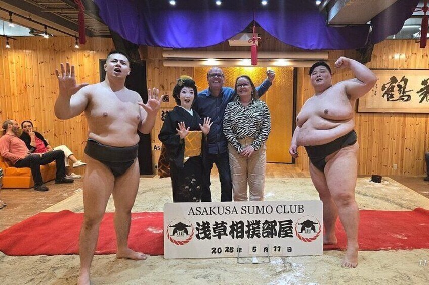 En sumobrydningsbegivenhed i Asakusa Sumo Klub med deltagere og tilskuere. 1