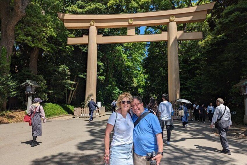En stor torii-port i en park, hvor folk går rundt. 2