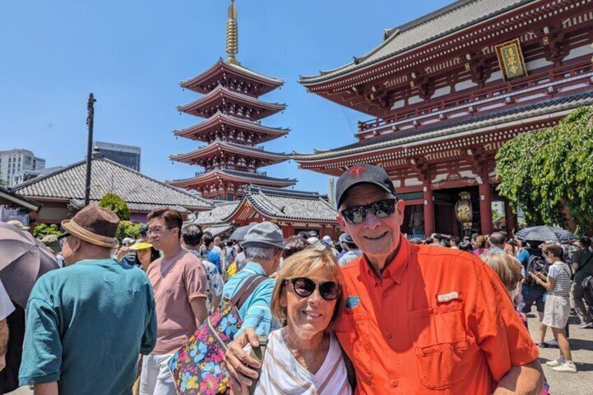 En menneskemængde foran en traditionel japansk pagode med flere etager. 3
