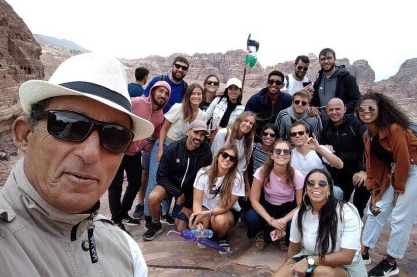 Een groep mensen poseert in een rotsachtig natuurlandschap. 2