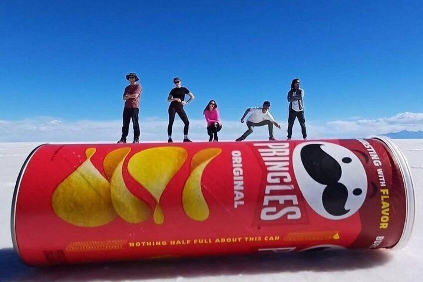 Un bote de Pringles con un grupo de personas de pie sobre él. 2