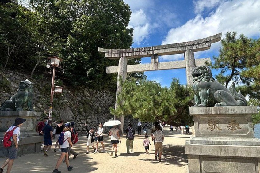 En traditionell japansk torii-port, en staty av en lejon och en stenlykta. 2