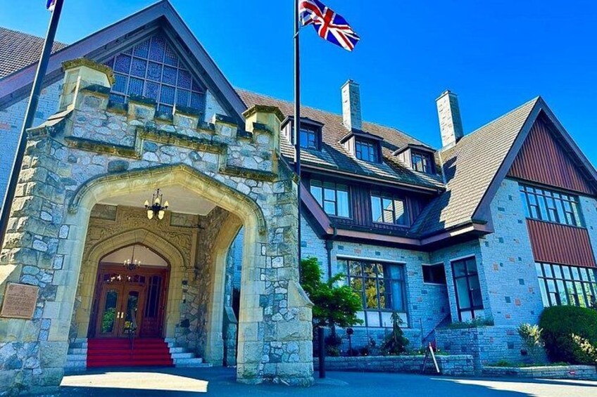 Un bâtiment en pierre avec une porte rouge et un drapeau britannique. 3
