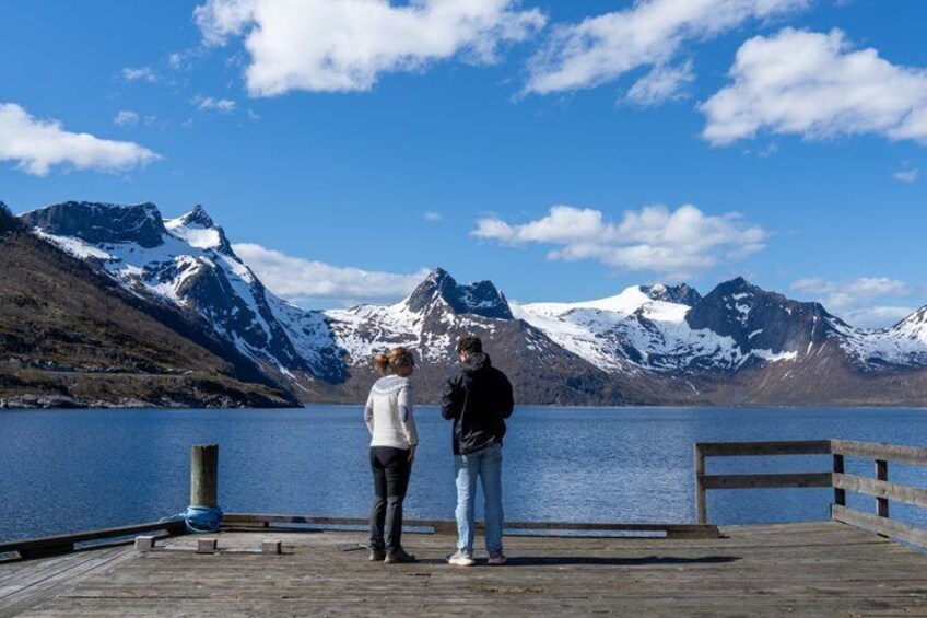 Une jetée en bois s’étendant dans un lac, avec des montagnes enneigées en arrière-plan. 2