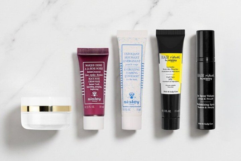 Cinq produits de soins pour la peau disposés sur une surface en marbre. 3