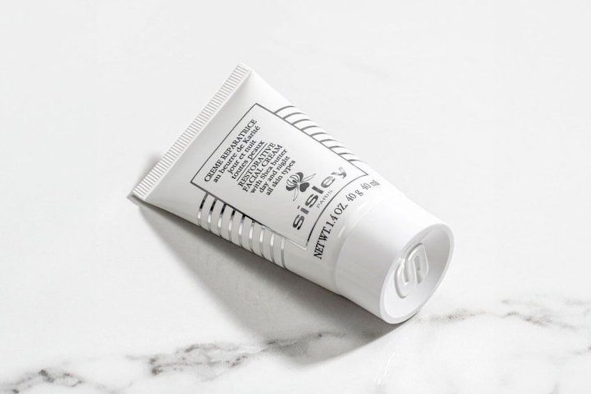 Un tube de crème sur une surface en marbre. 2