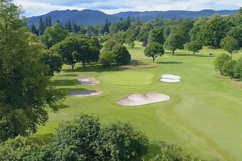 Campo de golf con búnkeres de arena y árboles. 5